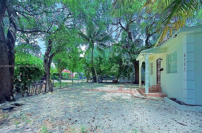 Foto del edificio - 6701 NE Miami Pl