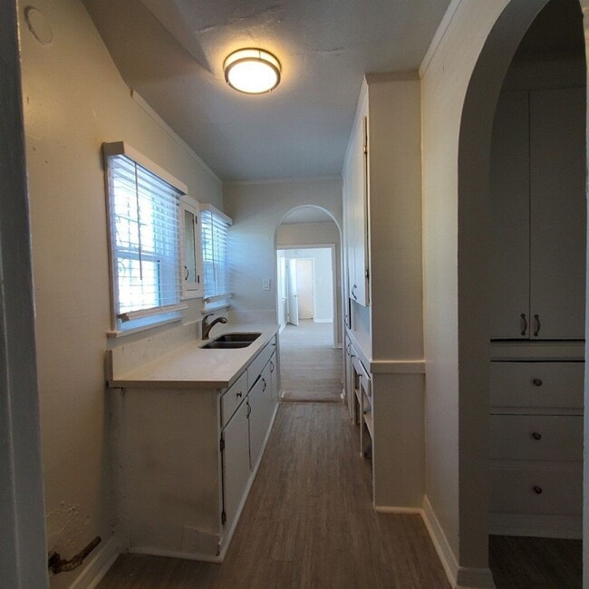 Photo - 839 West 43rd Place Apartment
