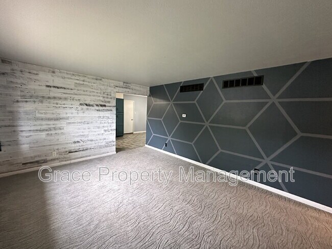 Building Photo - 852 S Quail Way