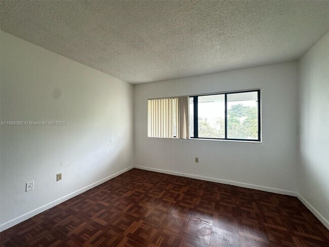 Building Photo - 2550 SW 18th Terrace