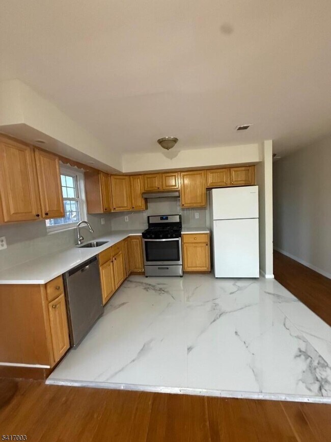 Building Photo - 335 Broadway