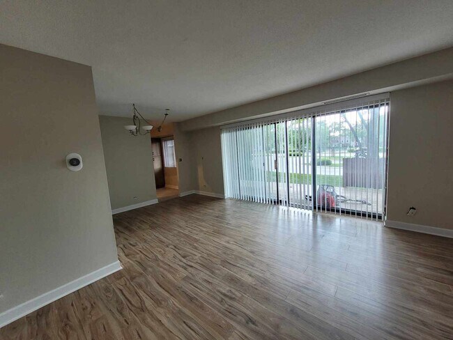 Building Photo - 111 S Baybrook Dr