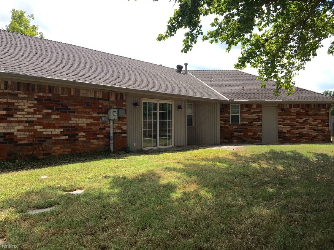 Primary Photo - 3 br, 2 bath House - 213 Pinewood Circle