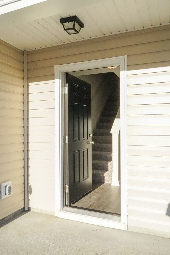 Building Photo - AVAILABLE NOW!