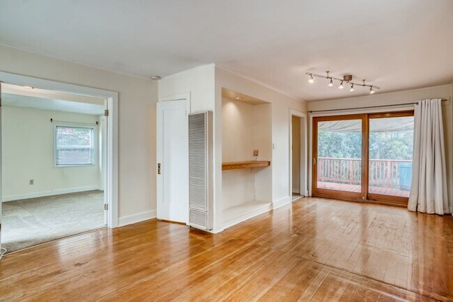 Building Photo - Must See 1 Bedroom Bungalow in South Park