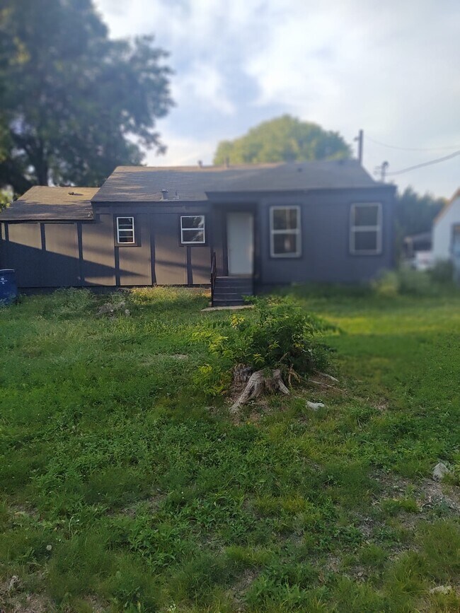 Building Photo - 826 Maple Dr