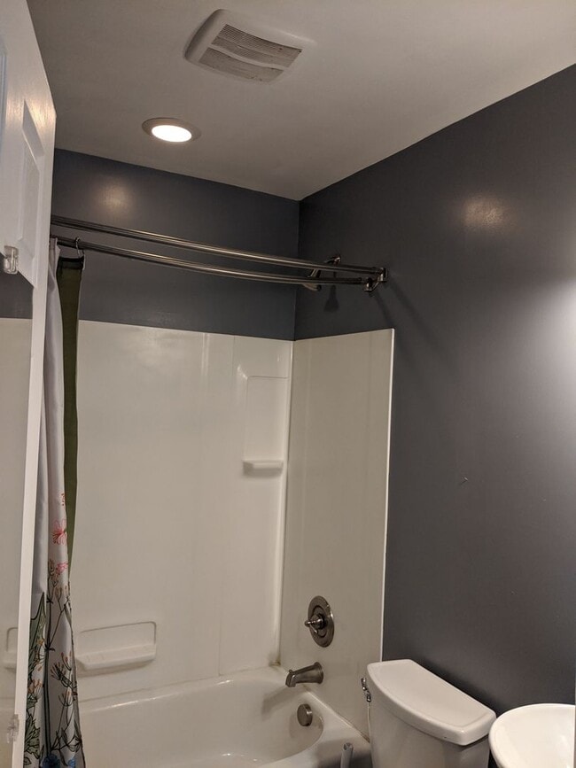 Building Photo - South Oakland Large and renovated 3 bedroom apartment Must SEE!