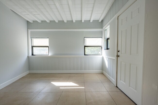 Building Photo - 423 53rd St
