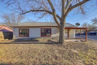Building Photo - 1006 E Dodge St
