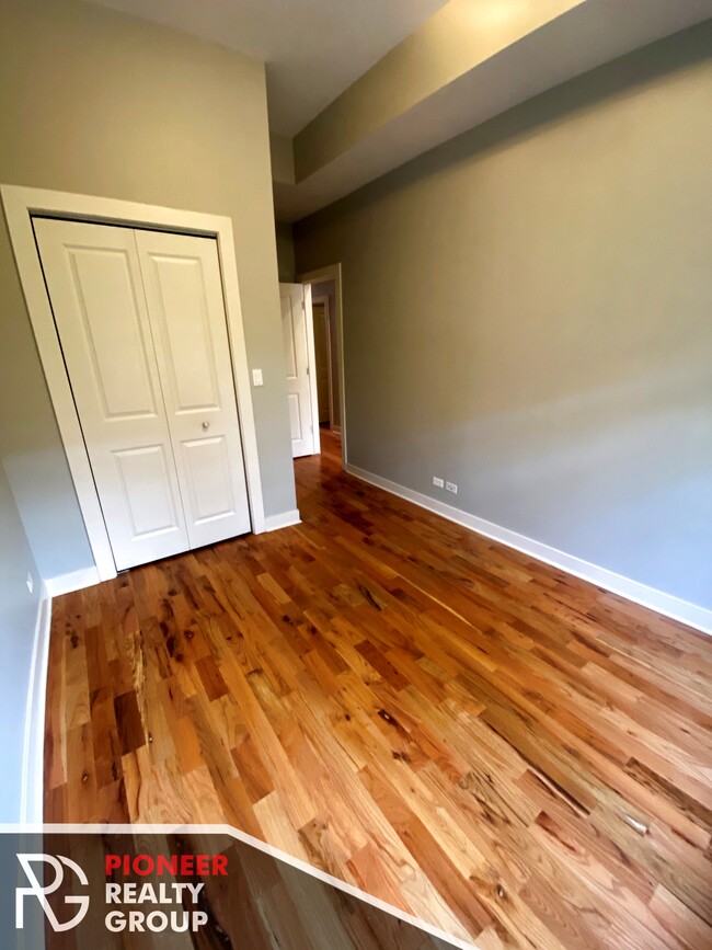 Building Photo - 751 W Buckingham Pl