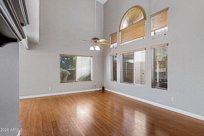 Foto del edificio - 250 W Juniper Ave
