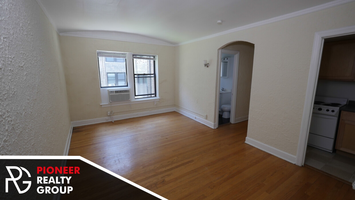 Primary Photo - 556 W Arlington Pl