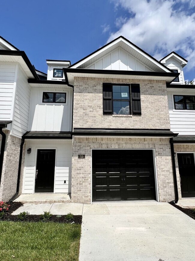 Building Photo - For Lease - 3 Bed, 2.5 Bath, 1515sqft Town...