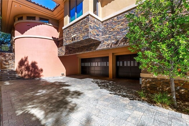 Building Photo - 2 Castle Oaks Ct