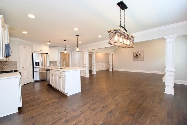 Building Photo - Cotswold S/D! 3Bed/2.5Bath Home with Fence...