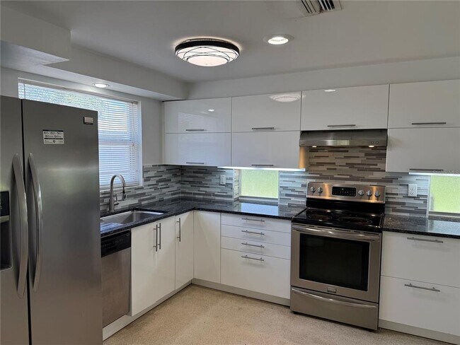 Foto del edificio - 8735 Dunmore Dr