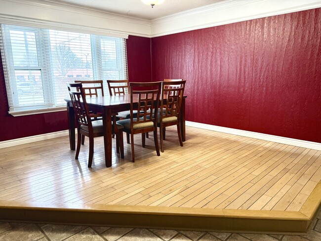 Building Photo - 1083 London Rd