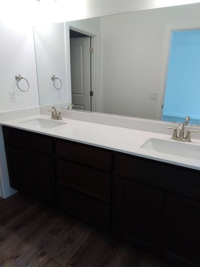 Building Photo - Brand New Townhome!