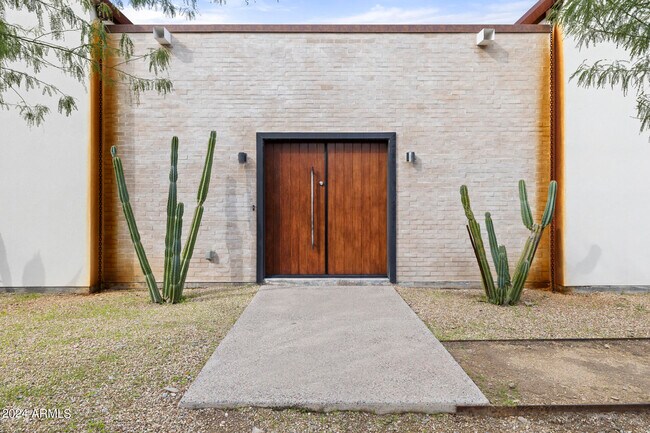 Foto del edificio - 1145 E Orangewood Ave
