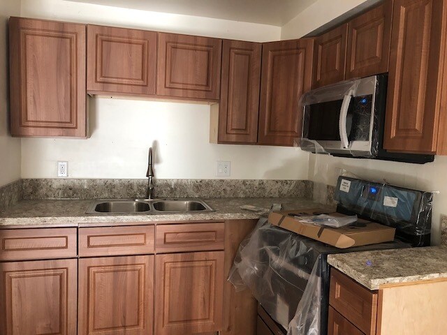 Kitchen - 5643 Pickering Ave