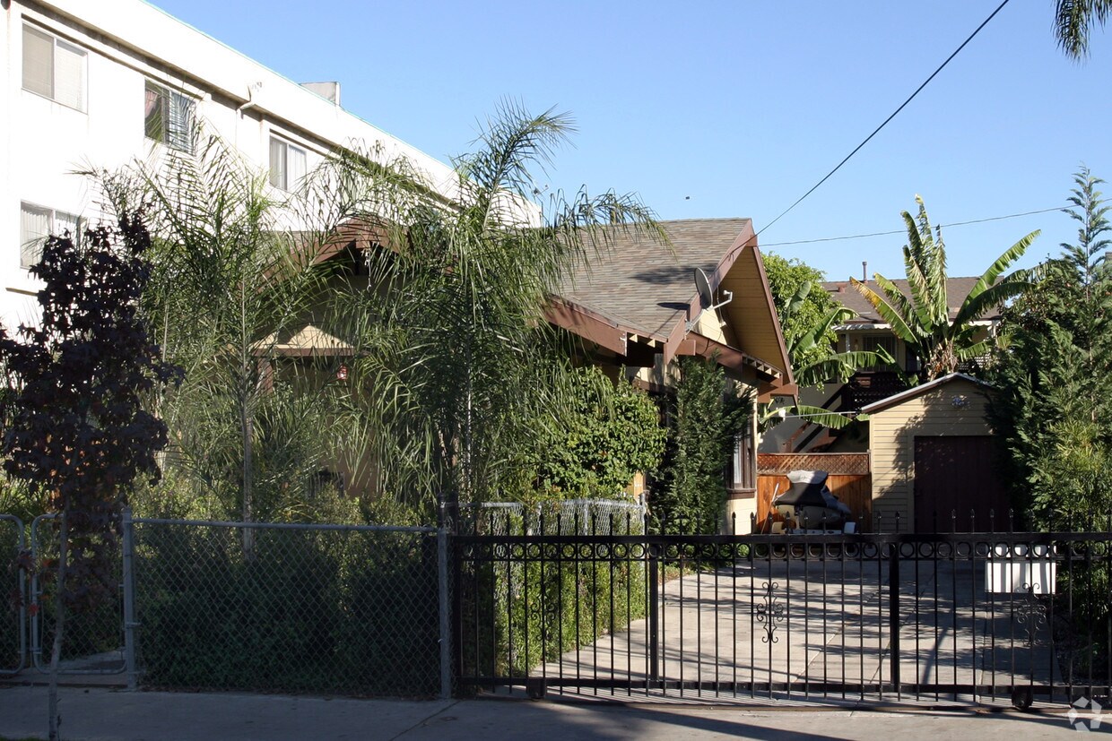 Building Photo - 1208 Temple Ave