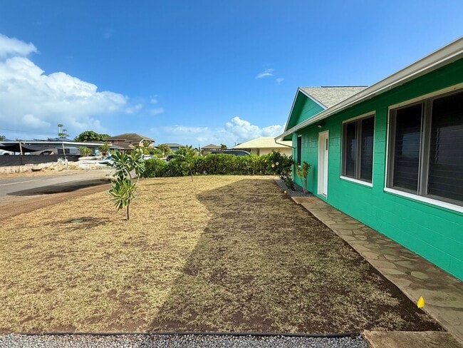 Building Photo - 4 Bedroom / 1.5 Bathroom Home on a Large L...