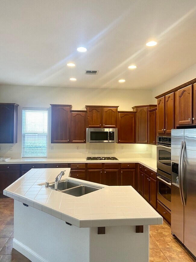 Foto del edificio - Lovely single story 4 bedroom 3 bath home ...