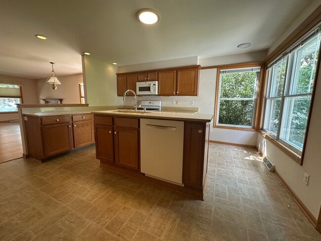 Building Photo - 7006 Parker Hill Dr