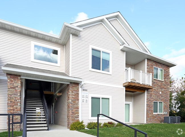 Building Photo - Silver Oak Condos