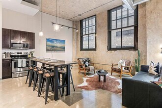 Building Photo - 301 N 7th Ave