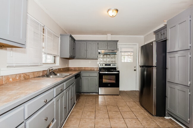 Building Photo - 2717 Dogwood Cir