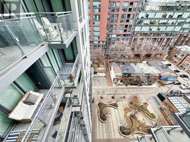 Building Photo - 525 Adelaide St W