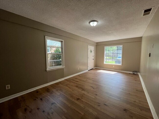 Foto del edificio - Renovated 4 Bedroom 1 Bath Home for Rent!