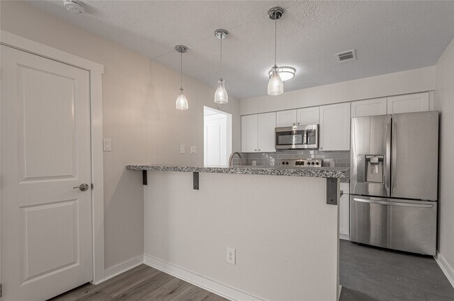 Building Photo - 2401 Sycamore Ave