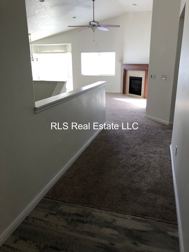 Building Photo - 693 W Parkview Dr