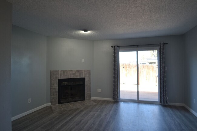 Building Photo - Available NOW, 2 bedroom townhome w/ AC - ...