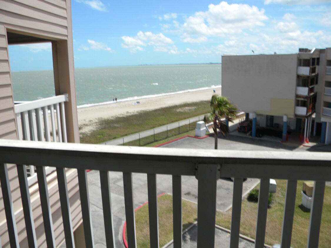 Foto principal - 3938 Surfside Blvd