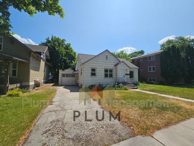 Building Photo - 407 S 5th St E