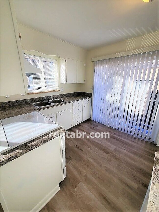 Foto del edificio - Great 3 Bedroom Duplex! Ready for MOVE IN!