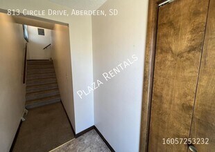 Building Photo - 833 S Merton St