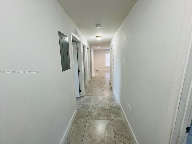 Foto del edificio - 605 NW 3rd Ave