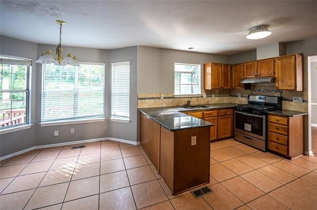 Building Photo - 2601 Woodside Dr