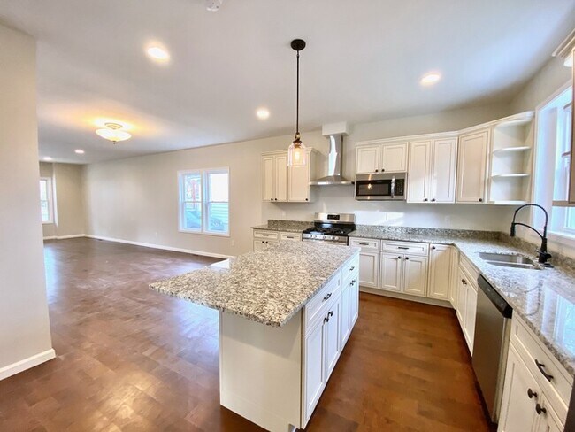 Building Photo - STUNNING Madisonville Home!