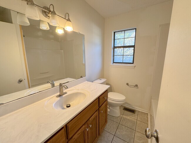 Foto del edificio - 113 Ellis Rd