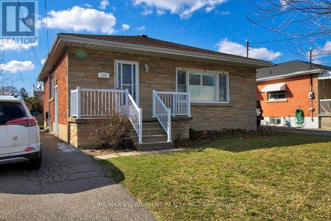 Photo du bâtiment - 176-176 E 32nd St
