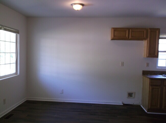 Foto del edificio - One Level House for Rent-Clemmonsville Rd....