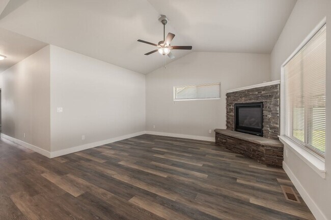 Foto del edificio - 4 bed 2 bath Hayden Home
