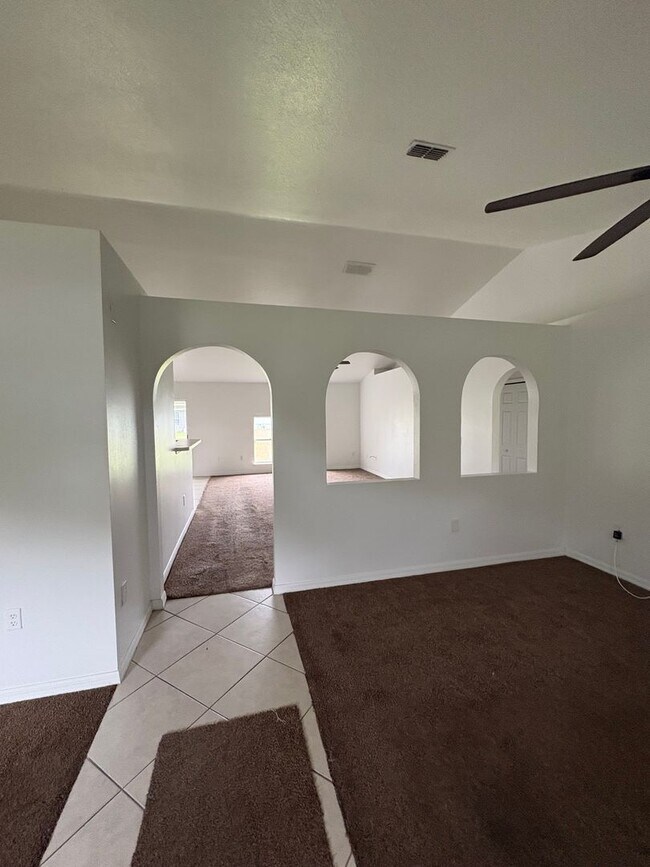 Foto del edificio - Beautiful 3-Bedroom Home with Open Floor Plan & Spacious Backyard in Marion Oaks!