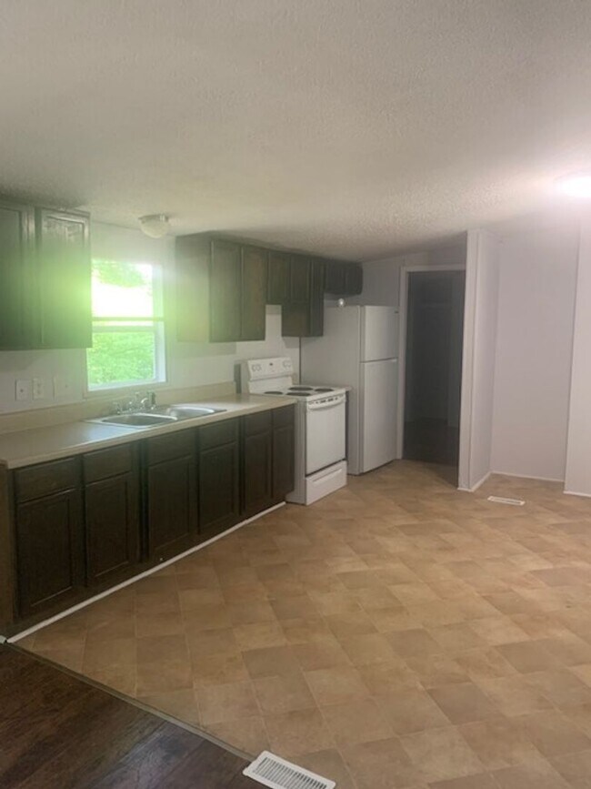 Building Photo - 612 Broad St