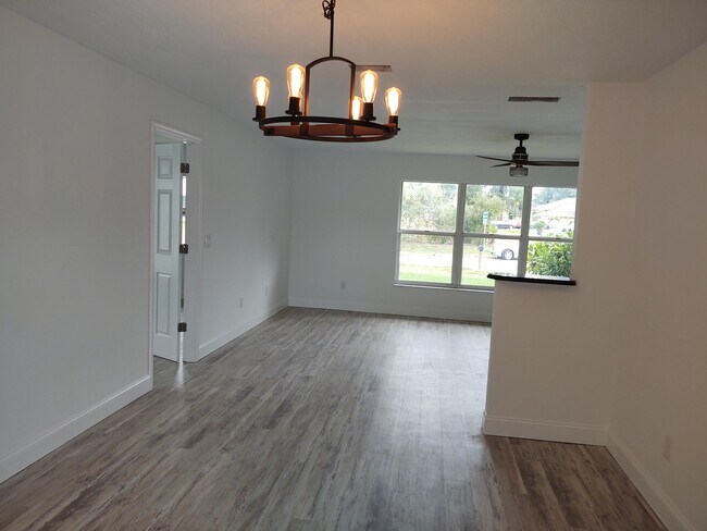 Building Photo - 297 SW Glenwood Dr